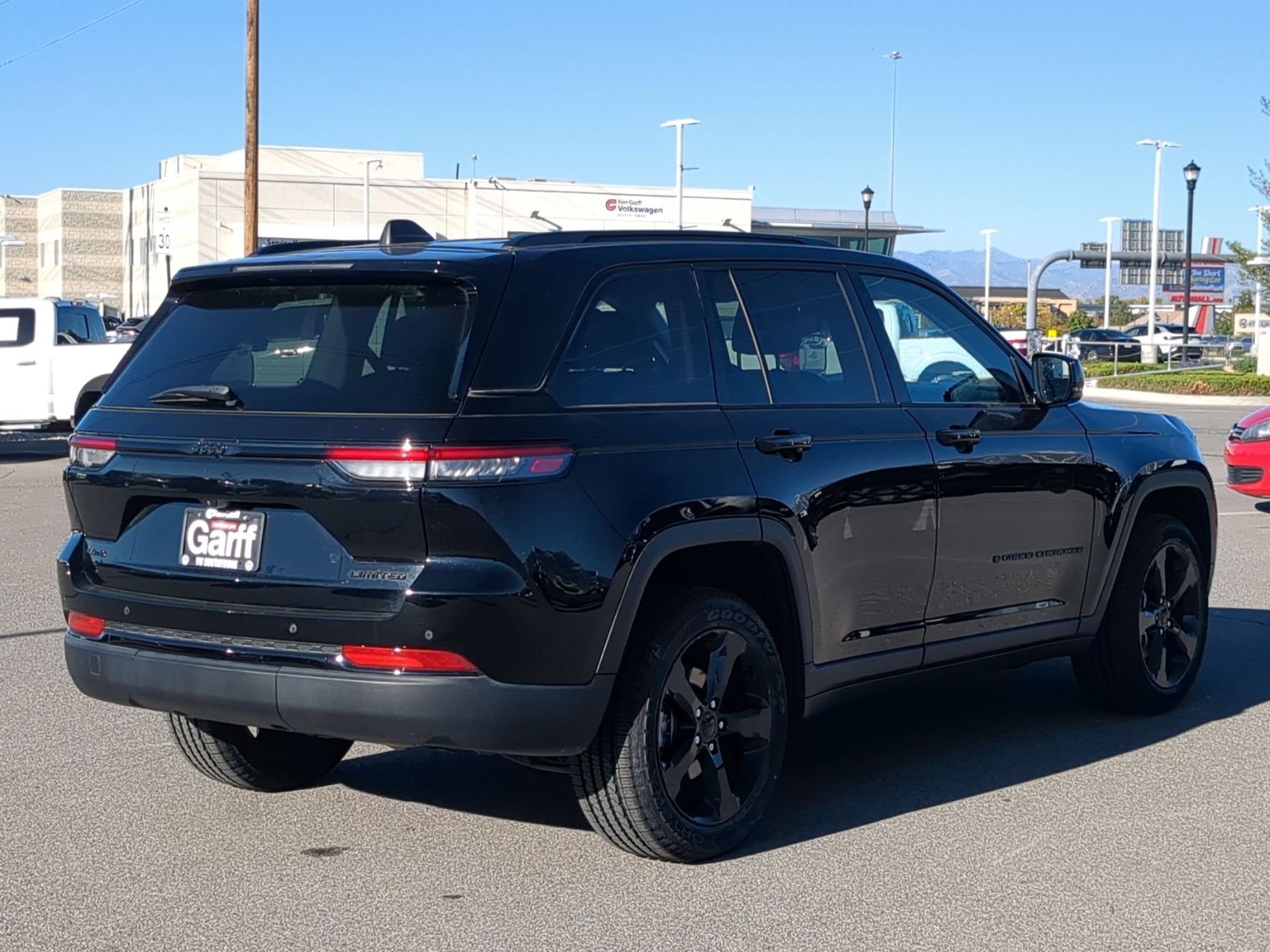 Used 2023 Diamond Black Crystal Pearlcoat Jeep Limited image 3