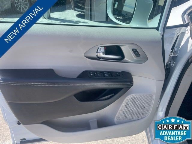 Used 2022 Bright White Clearcoat Chrysler Touring L image 11