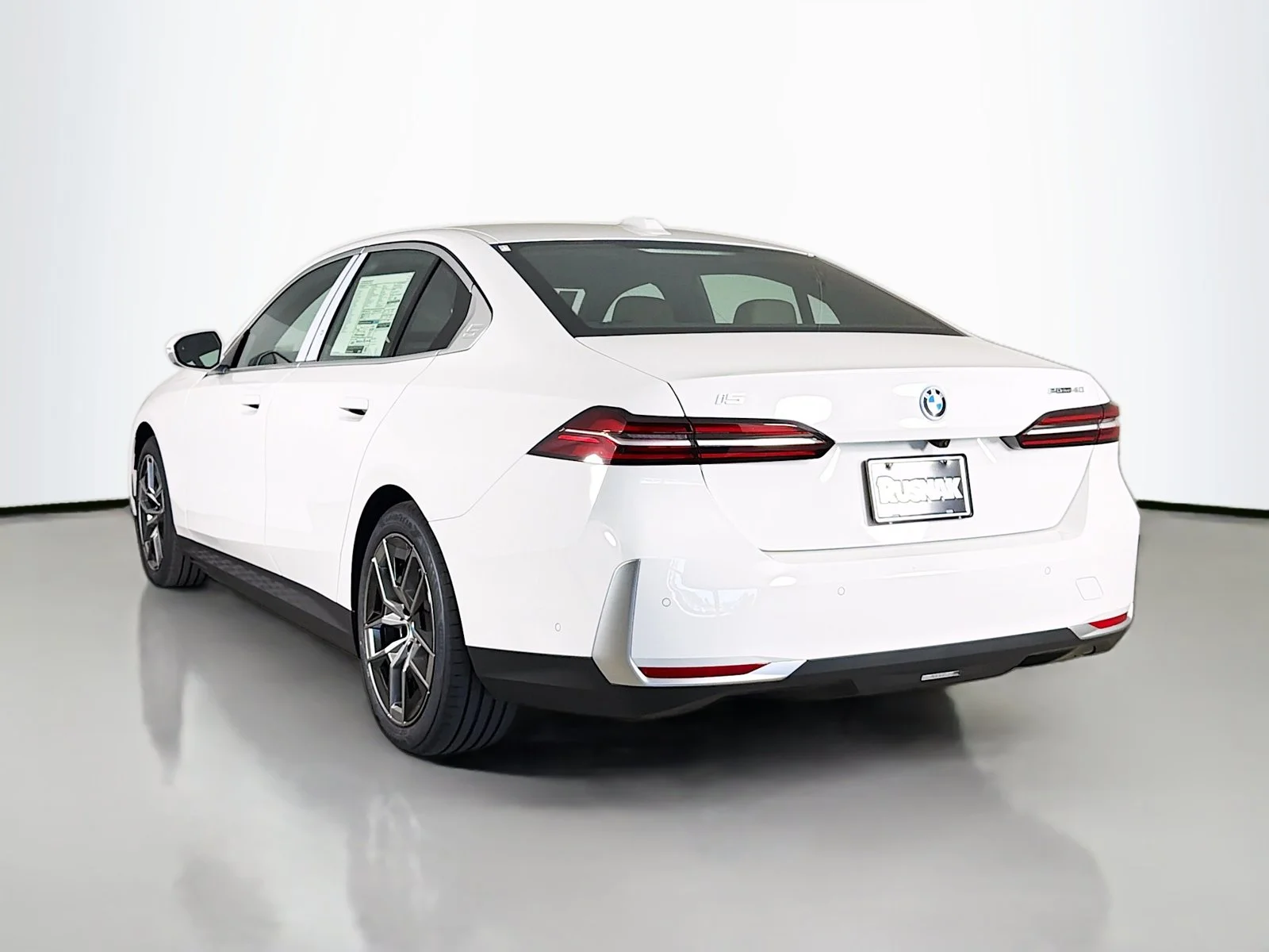 New 2027 Alpine White BMW eDrive40 image 5