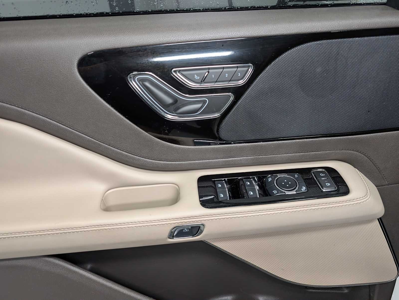 Used 2023 Pristine White Lincoln Standard image 37