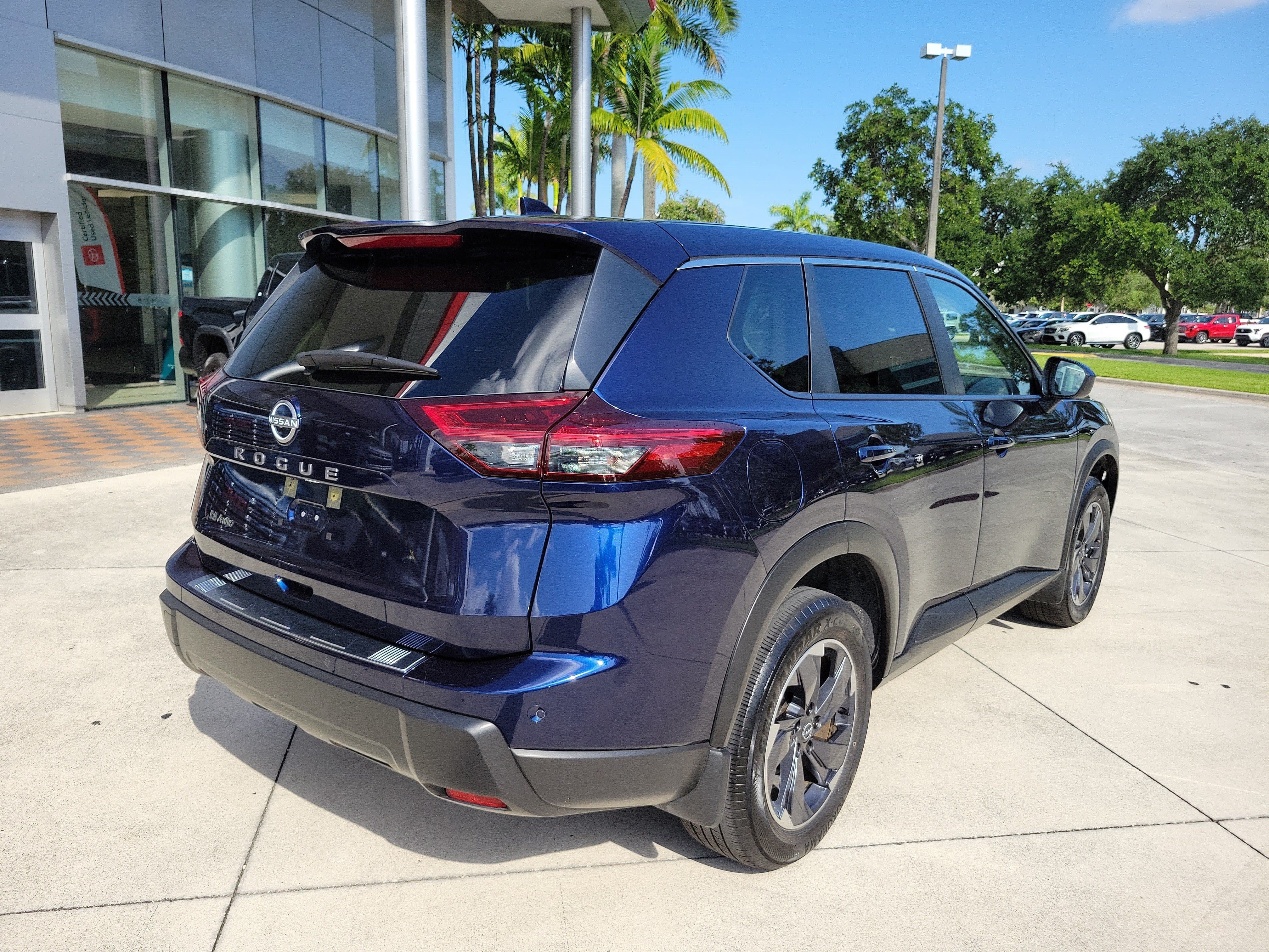Used 2025 Deep Ocean Blue Pearl Nissan SV image 7