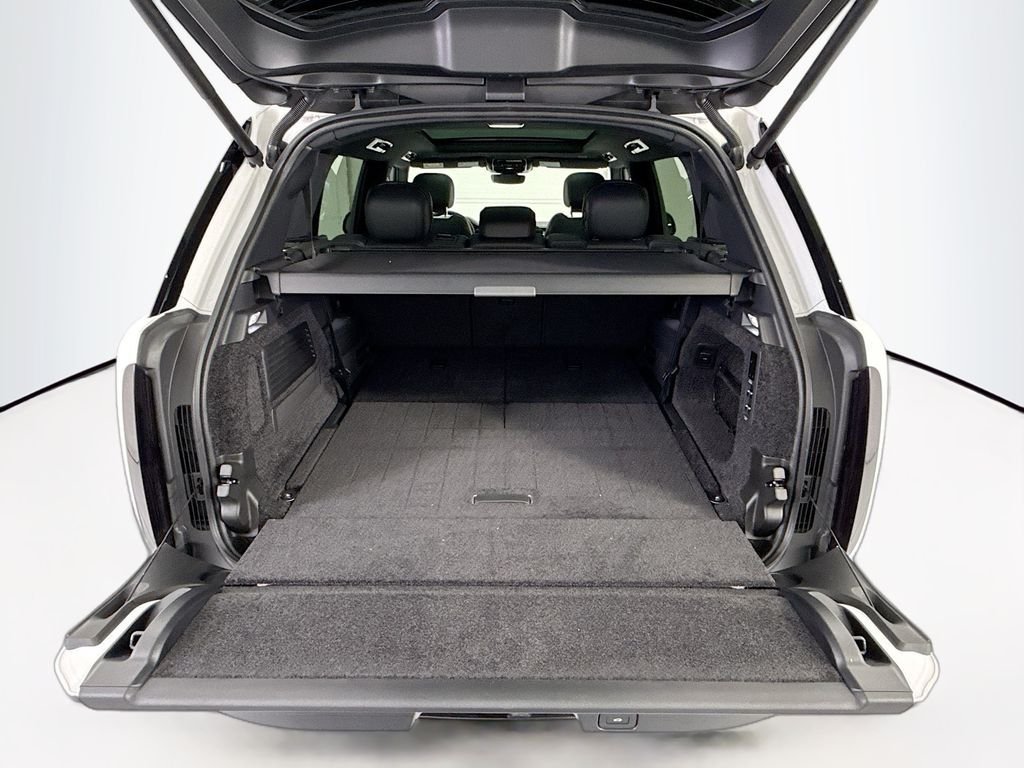 New 2026 Ostuni Pearl White Land Rover SE image 28