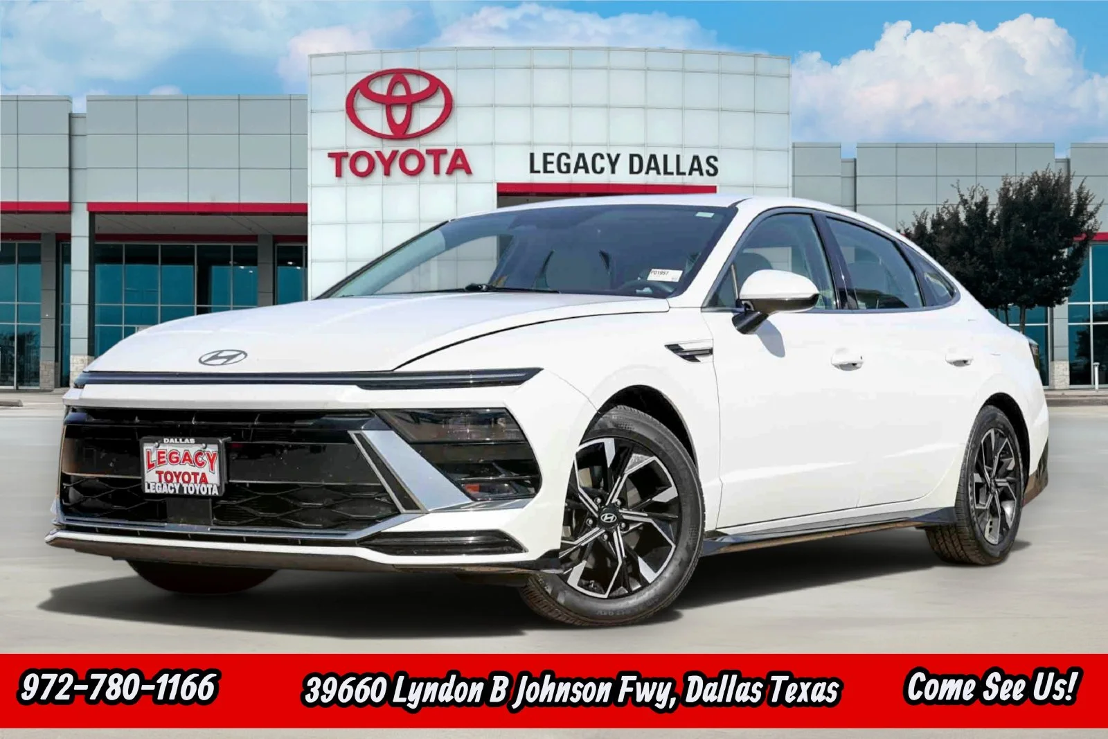 Used 2025 White Hyundai SEL image 1