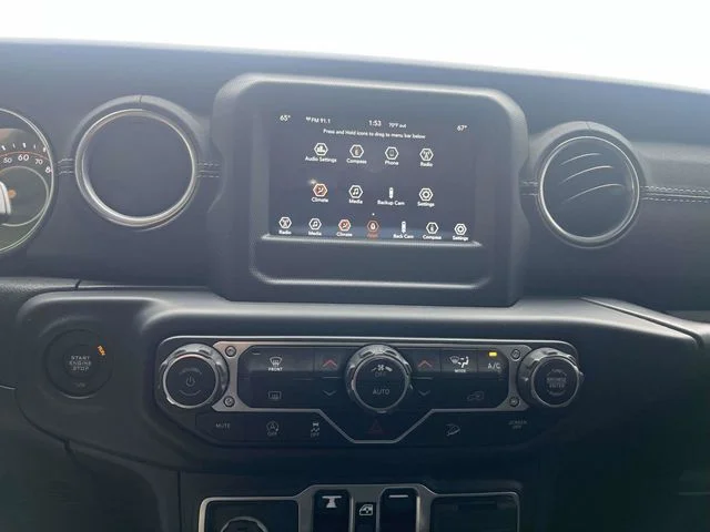 Used 2018 Silver Jeep Unlimited Sahara image 29