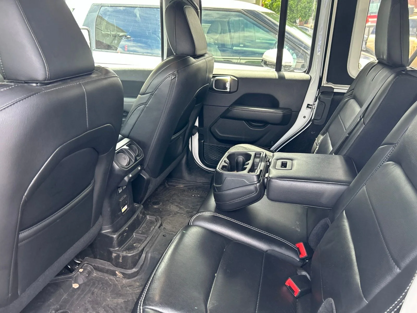 Used 2019 White Jeep Unlimited Sahara image 6