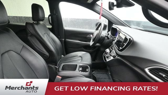 Used 2025 Black Chrysler Select image 15