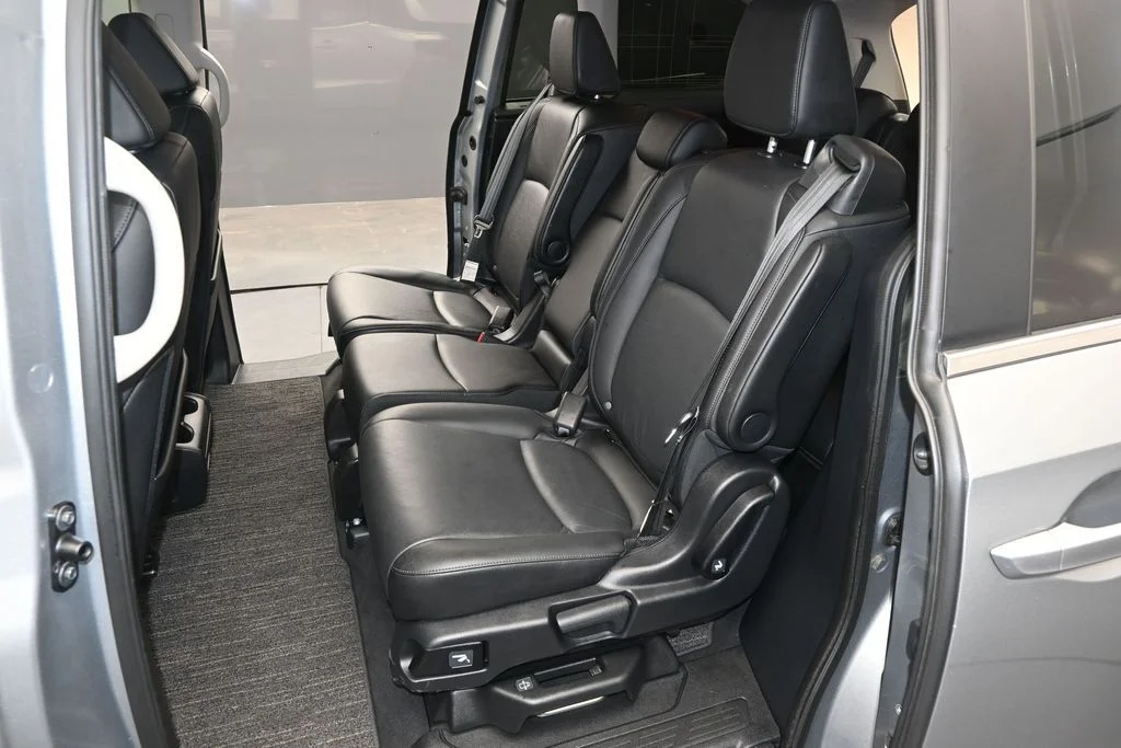 Used 2025 Solar Silver Metallic Honda EX-L image 12