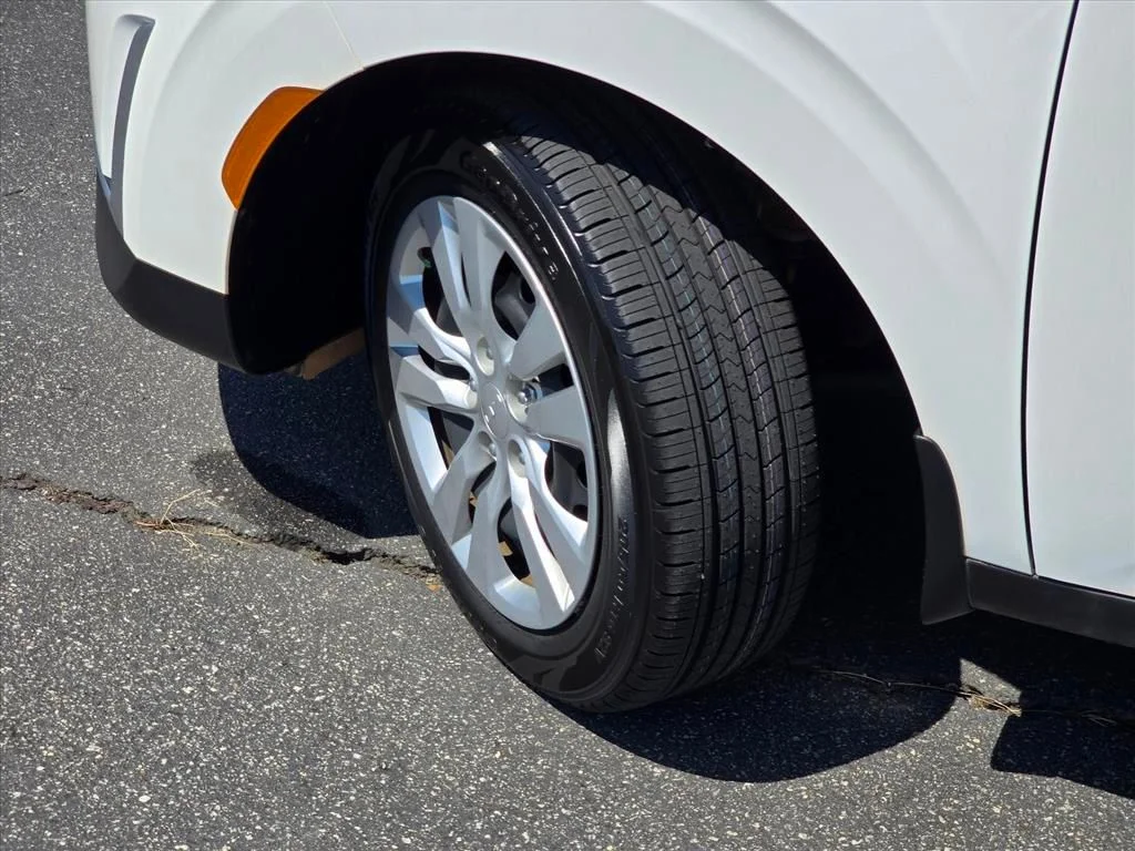 Used 2024 White Kia LX image 27