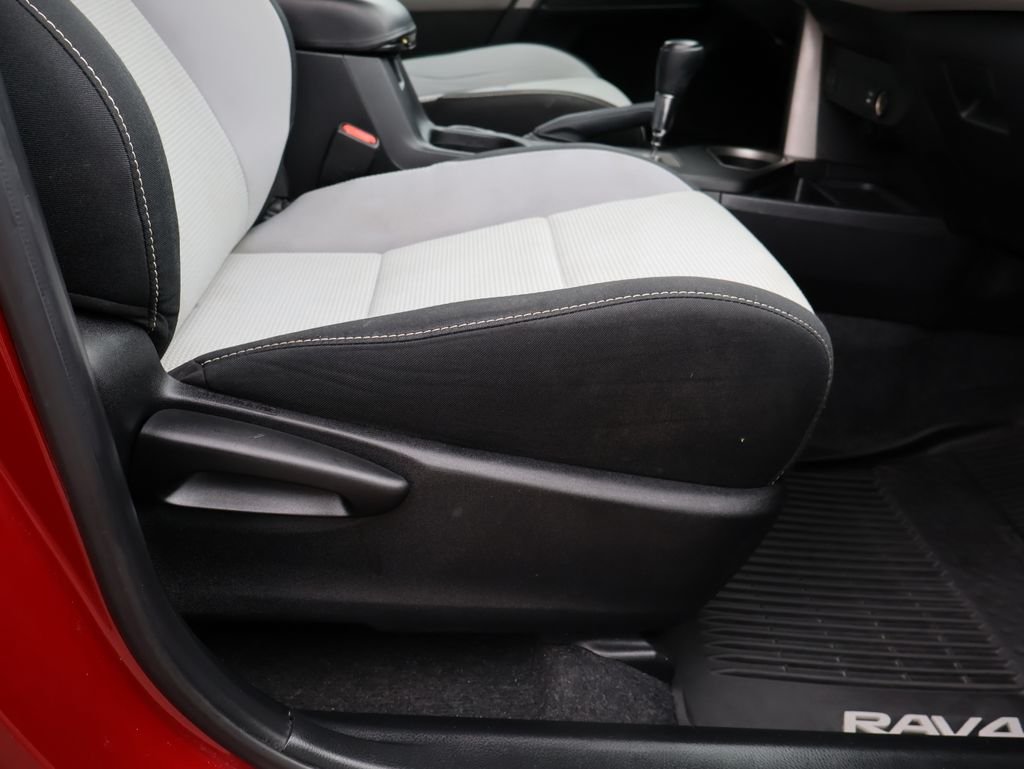 Used 2018 Red Toyota XLE image 10