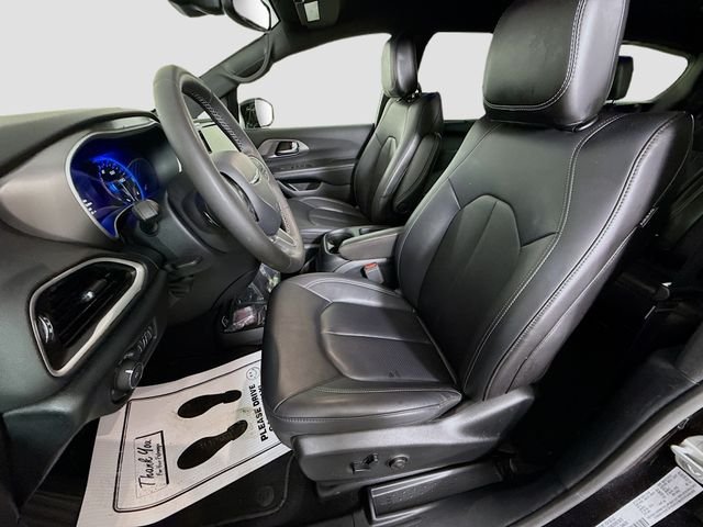 Used 2025 Black Chrysler Select image 19