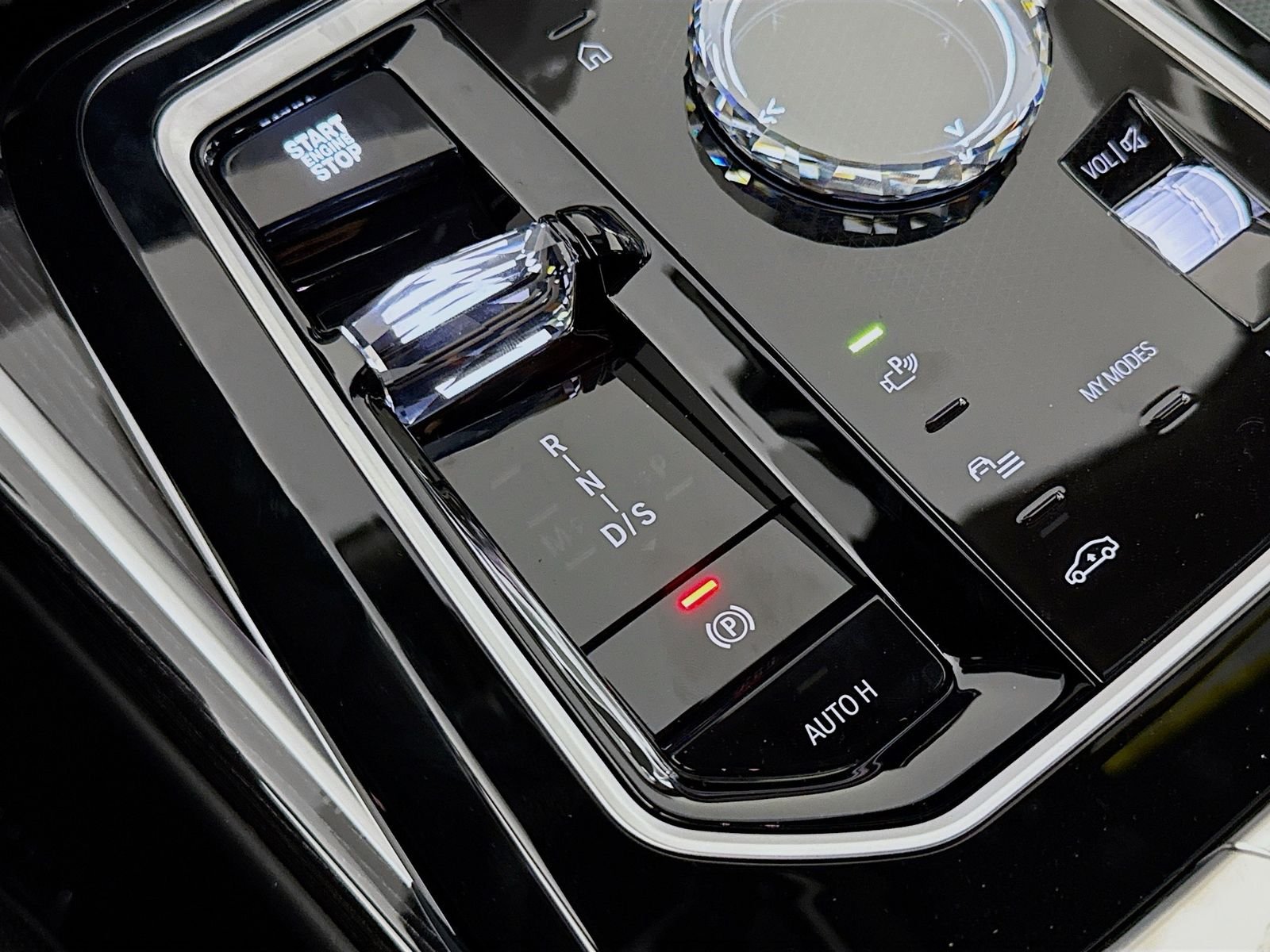 New 2026 Dravit Grey Metallic BMW 750e xDrive image 17