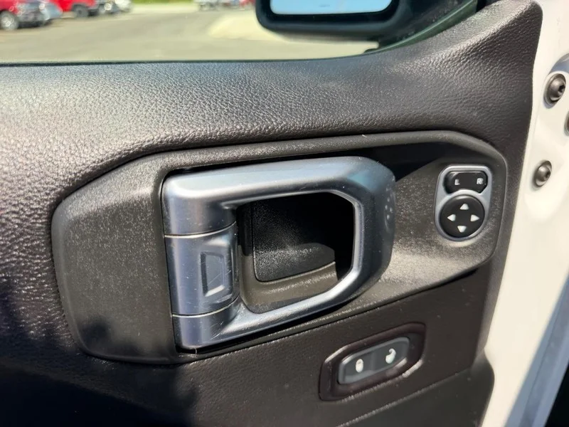 Certified Used 2019 Bright White Clearcoat Jeep Sahara image 18