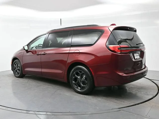 Used 2021 Velvet Red Pearlc Chrysler Hybrid Limited image 5