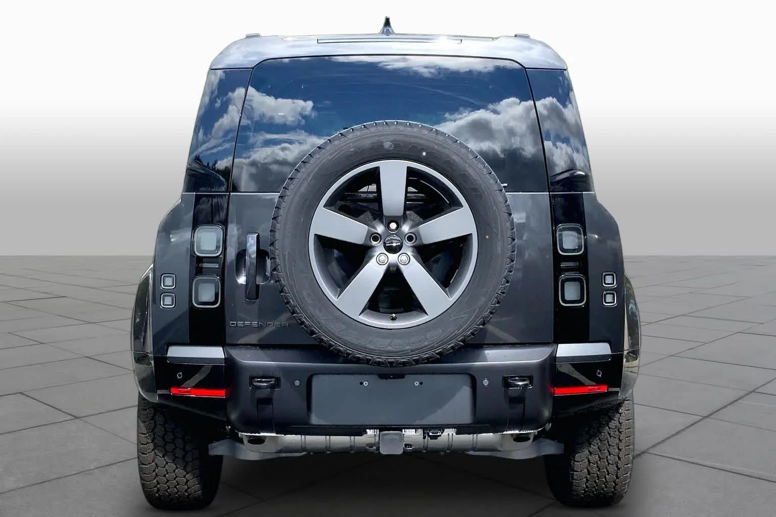 New 2026 Carpathian Grey Land Rover X-Dynamic SE image 4