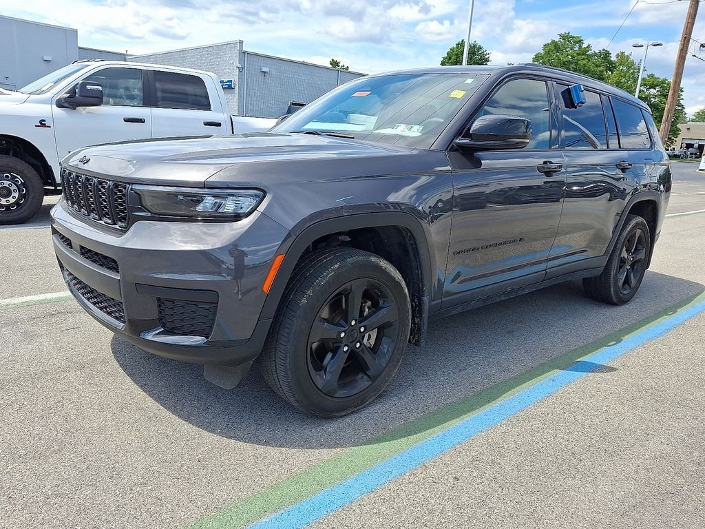 Used 2023 Gray Jeep Altitude image 3