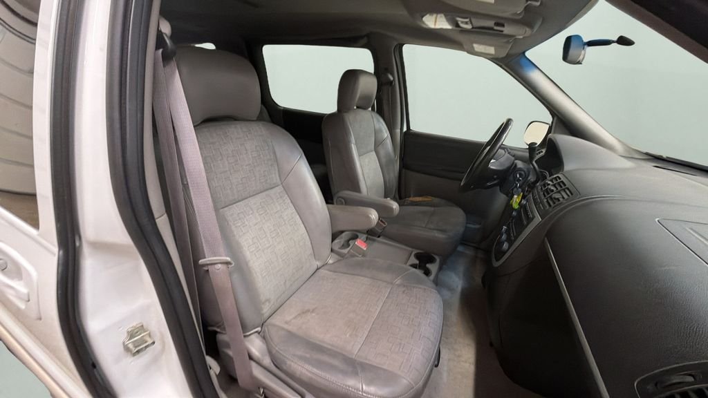 Used 2006 White Pontiac Base image 9