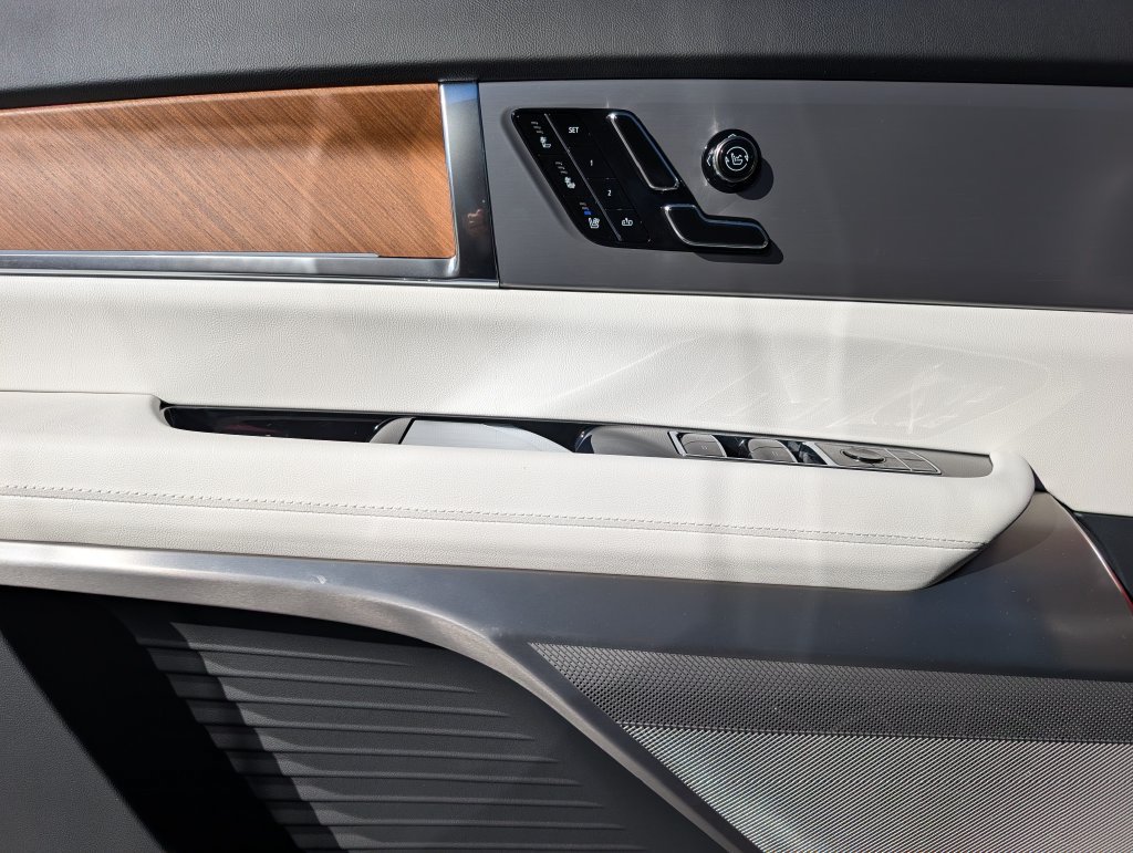 2027 Cadillac VISTIQ Sport - Photo 15
