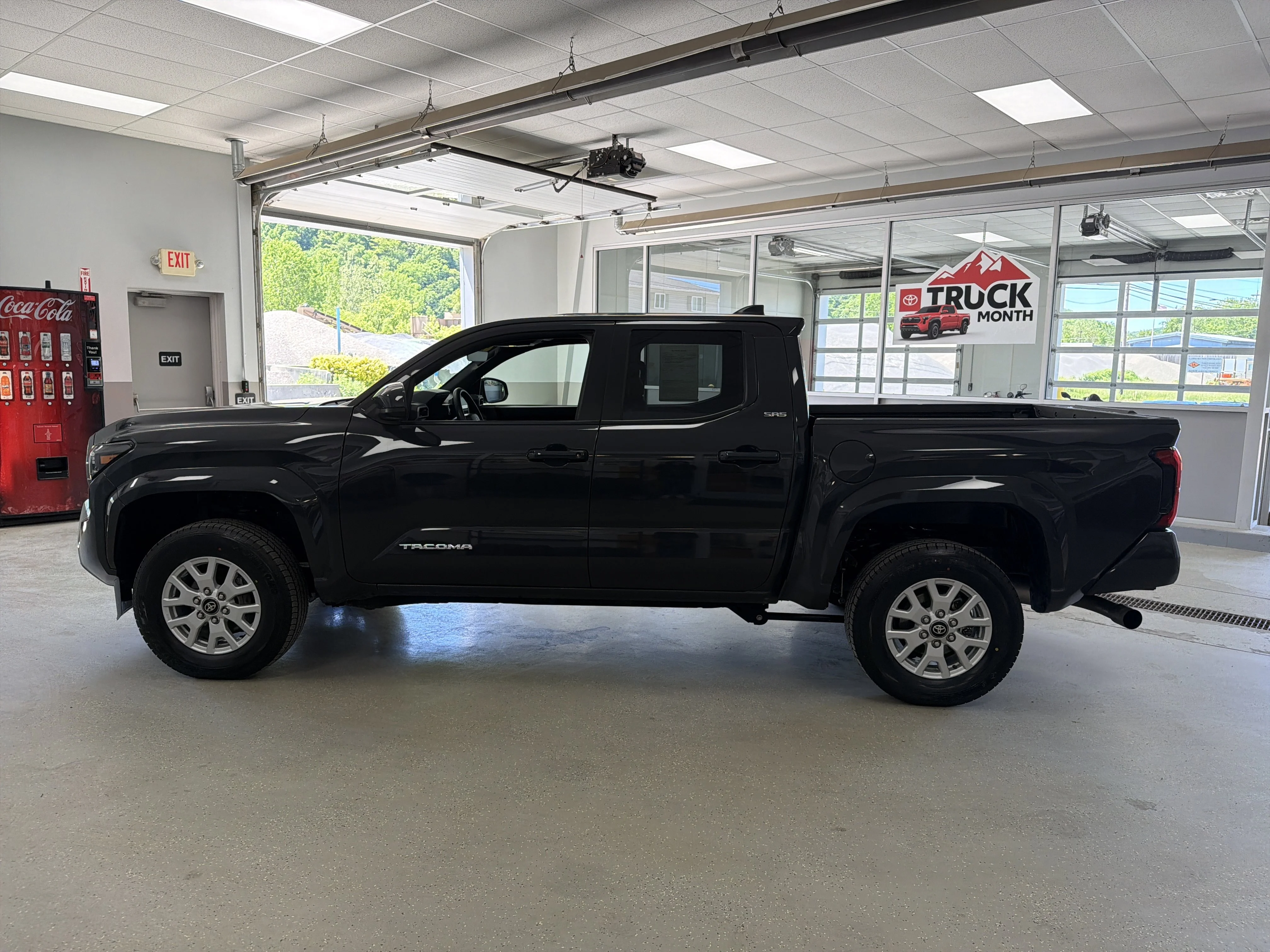 2024 Toyota Tacoma SR5 - Photo 5