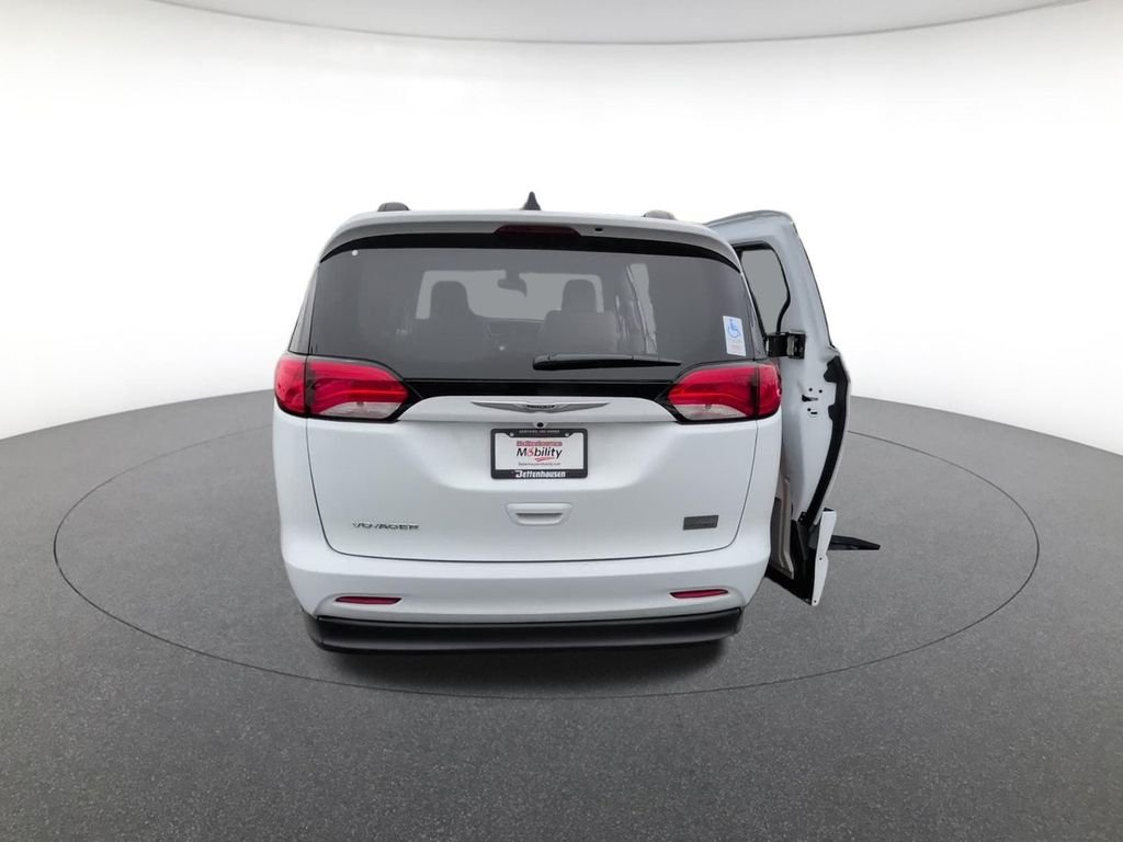 Used 2021 White Chrysler LXI image 7