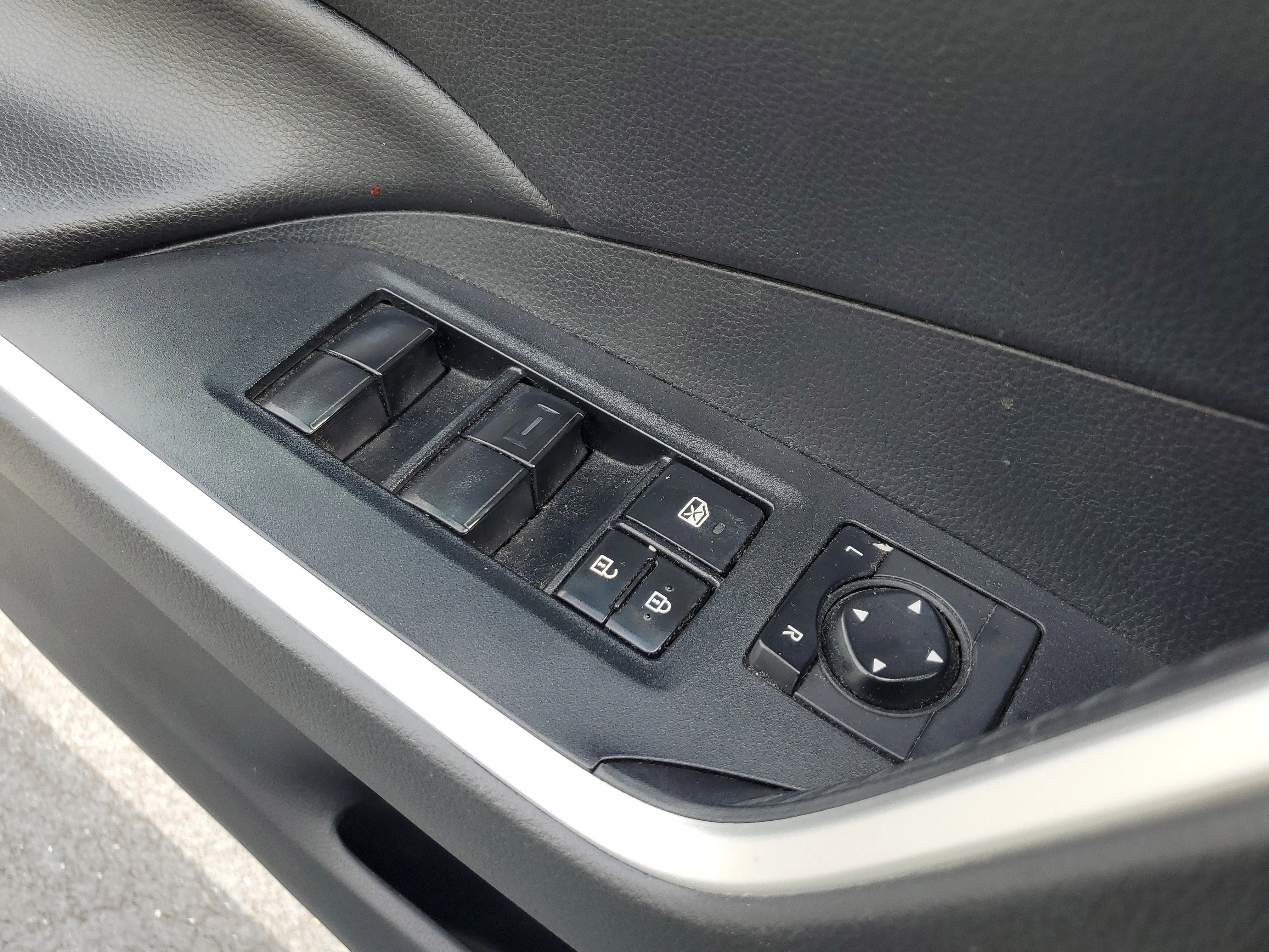 Used 2019 Super White Toyota XLE image 30