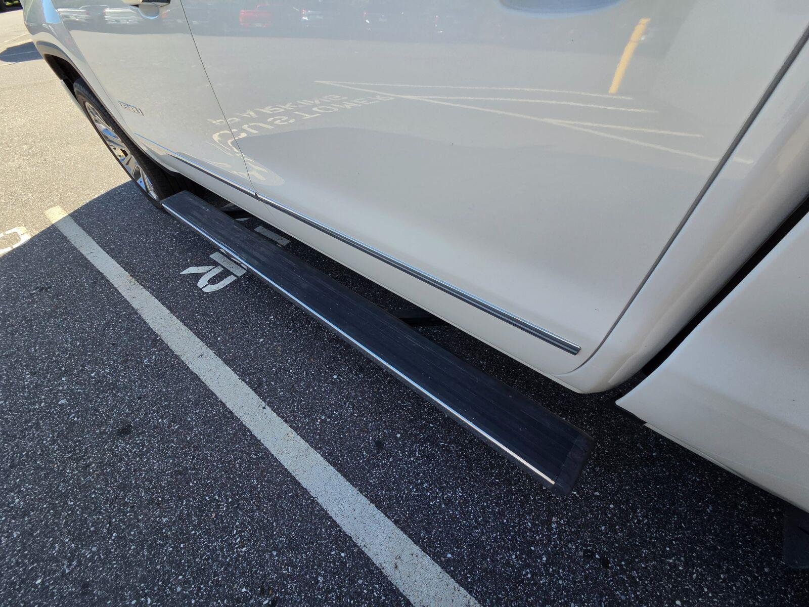 Used 2017 WHITE FROST TRICOAT GMC Denali image 9