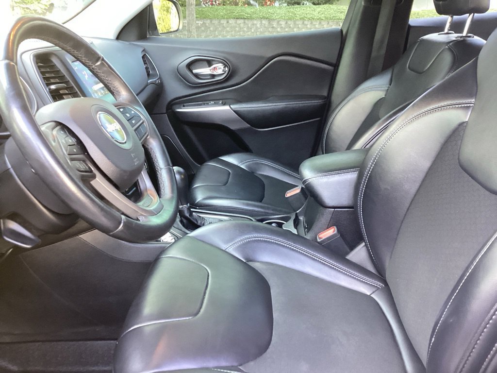 Used 2019 White Jeep Latitude Plus image 3