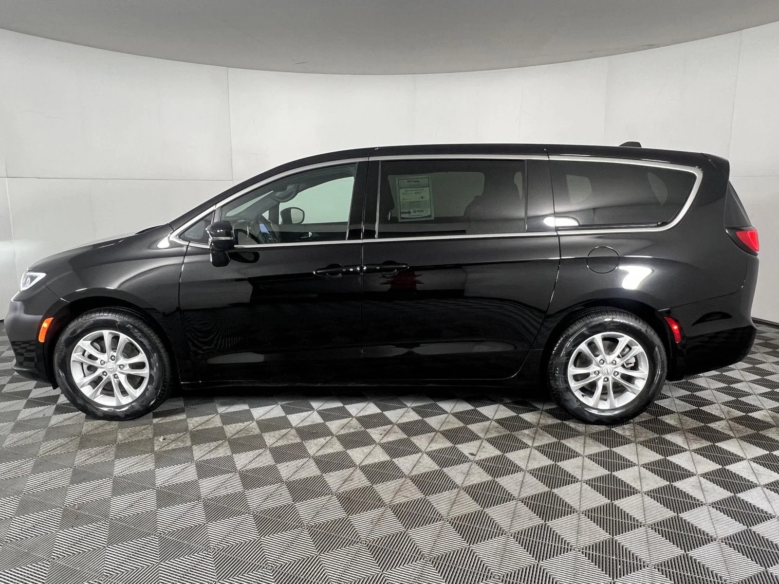 Used 2026 Diamond Black Crystal Pearlcoat Chrysler Select image 6