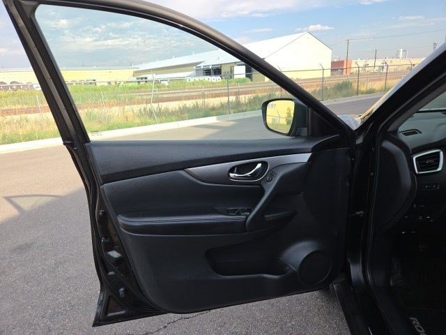 Used 2015 Super Black Nissan SV image 10