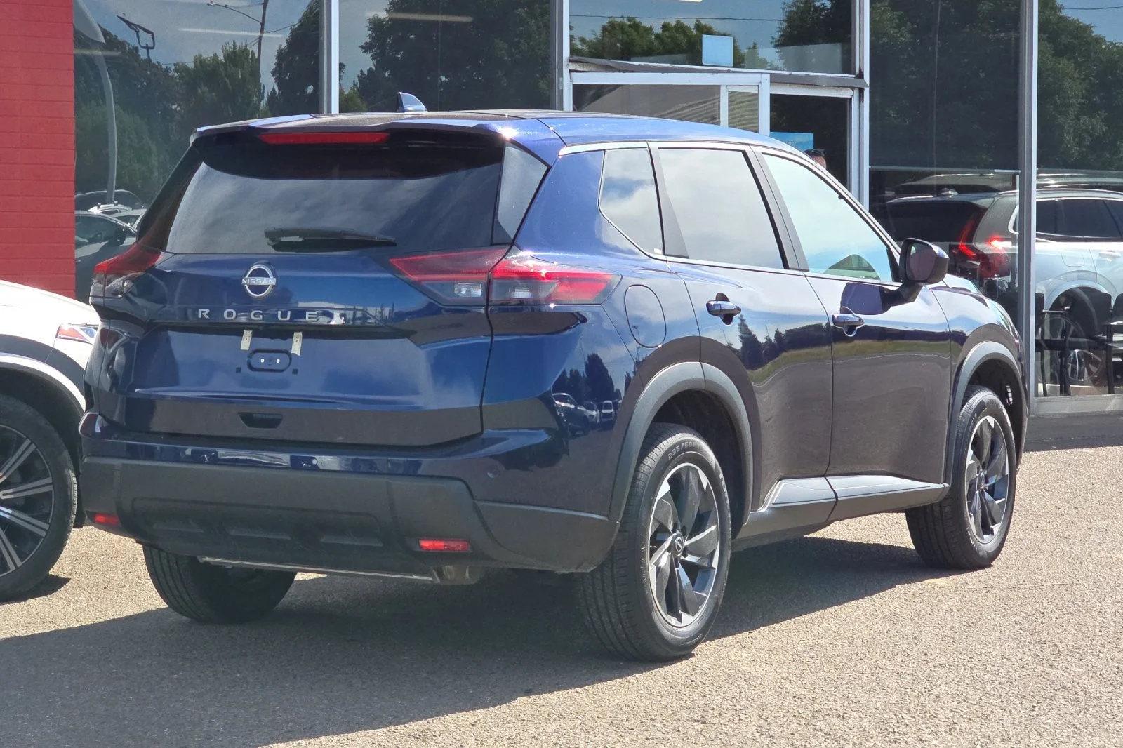 Used 2025 Deep Ocean Blue Pearl Nissan SV image 4