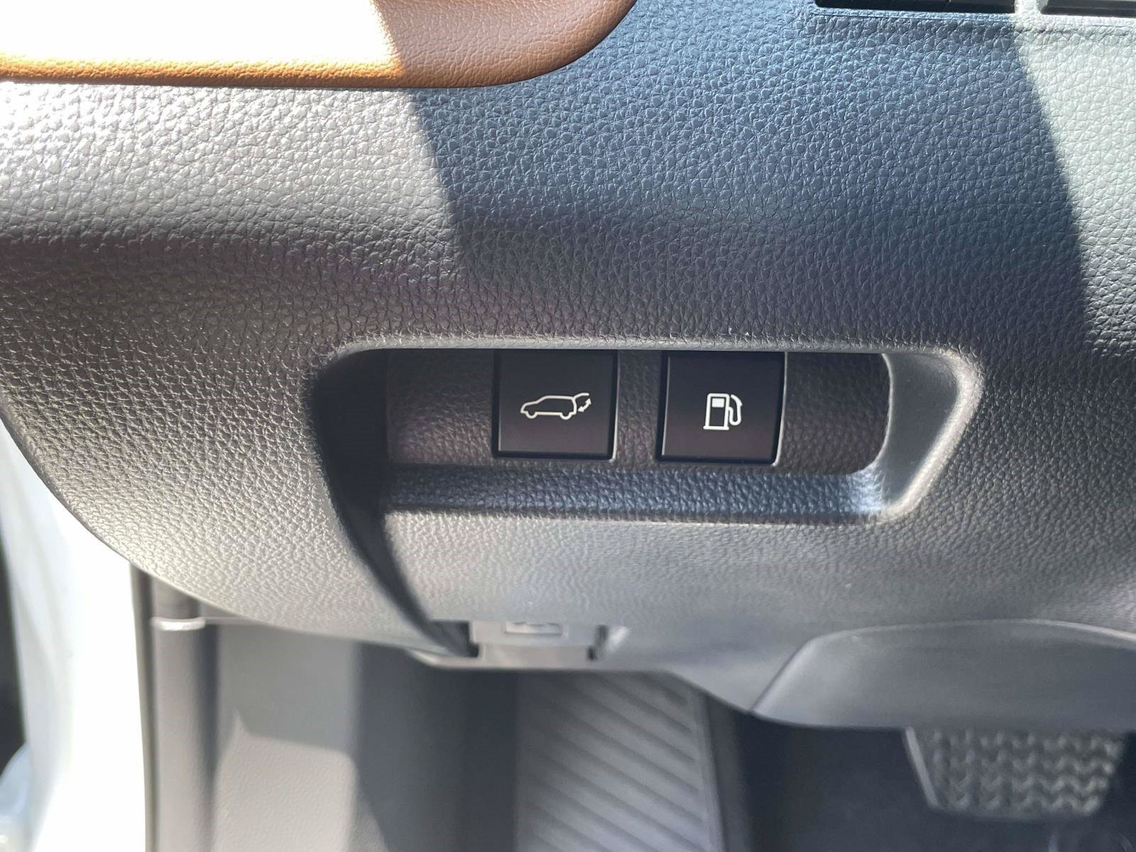 Used 2025 Oxygen White Toyota XLE image 23