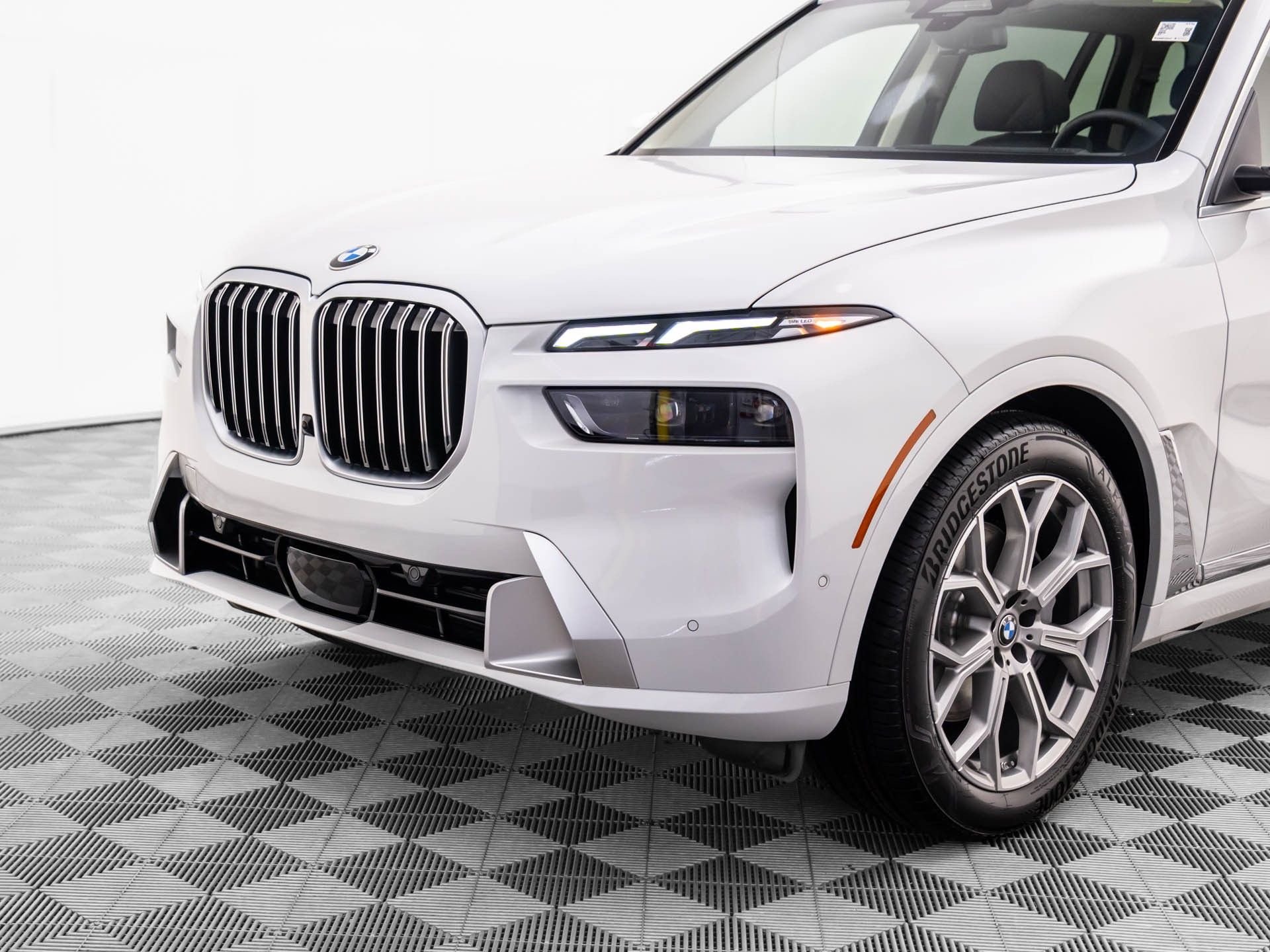 New 2026 Mineral White Metallic BMW xDrive40i image 33