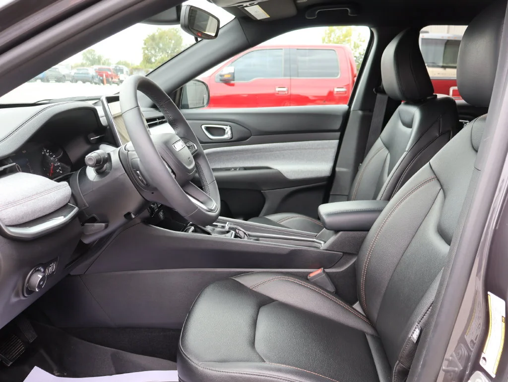 Used 2024 Gray Jeep Latitude Lux image 22