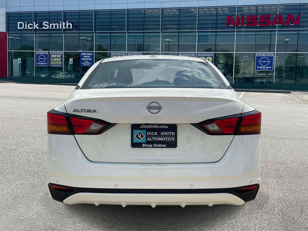 Used 2025 White Nissan 2.5 SV image 5
