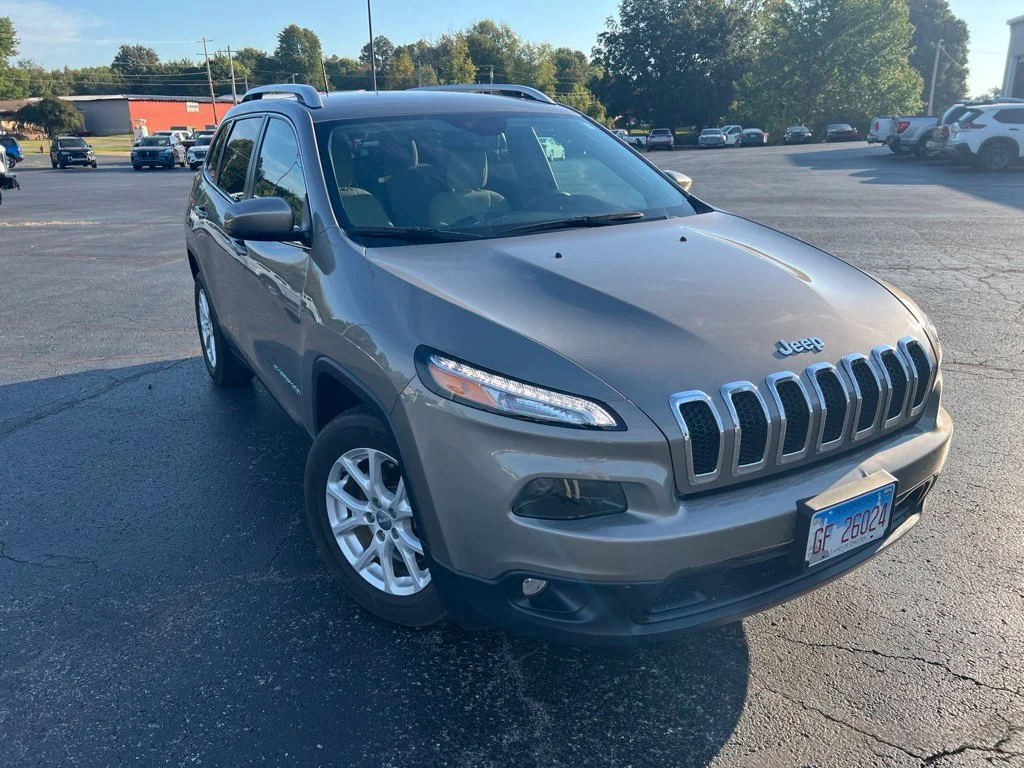 Used 2016 Light Brownstone Pearlcoat Jeep Latitude image 1
