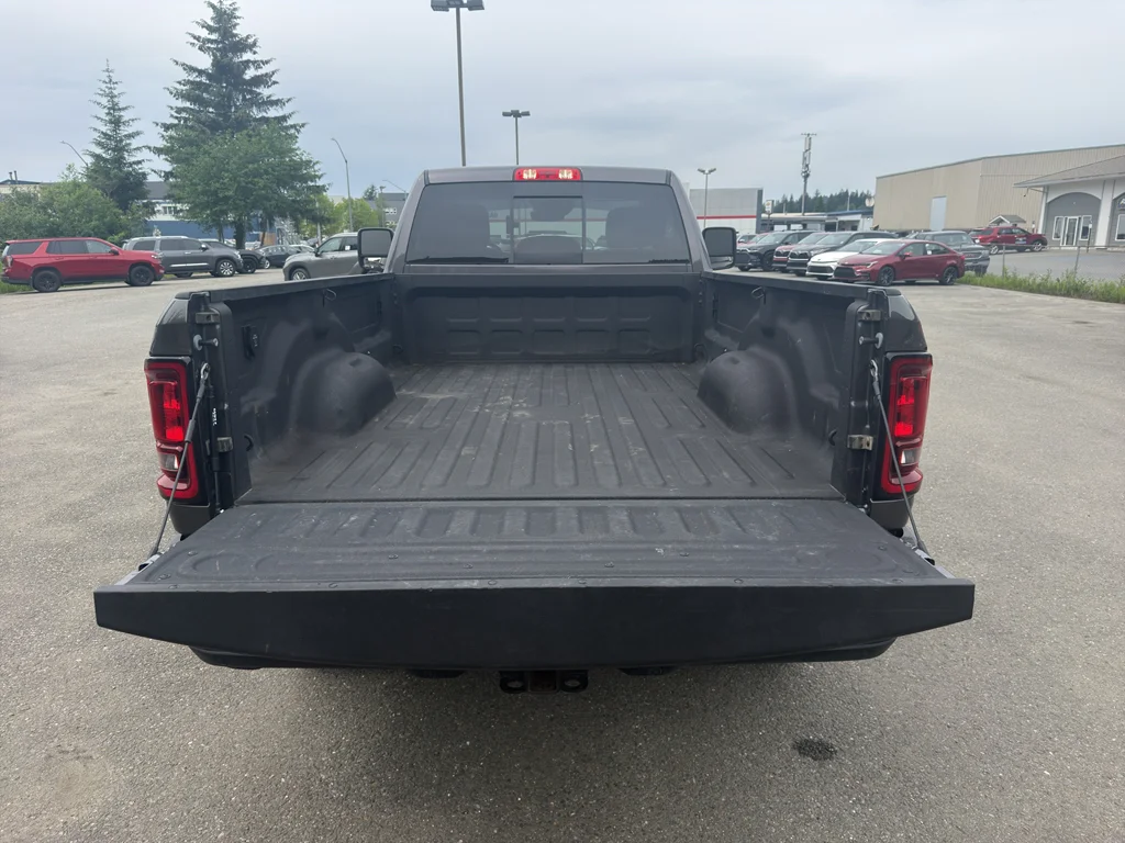 Used 2025 Granite Crystal Metallic Clearcoat Ram Tradesman image 14