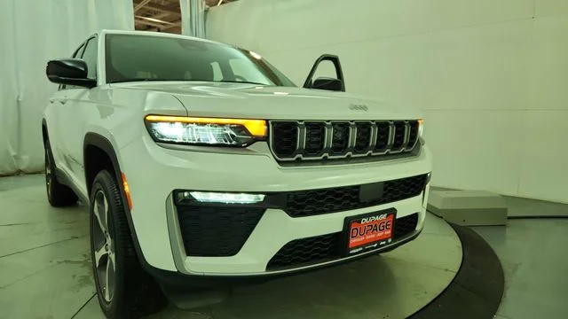 New 2026 Bright White Clear-Coat Exterior Paint Jeep Limited image 14