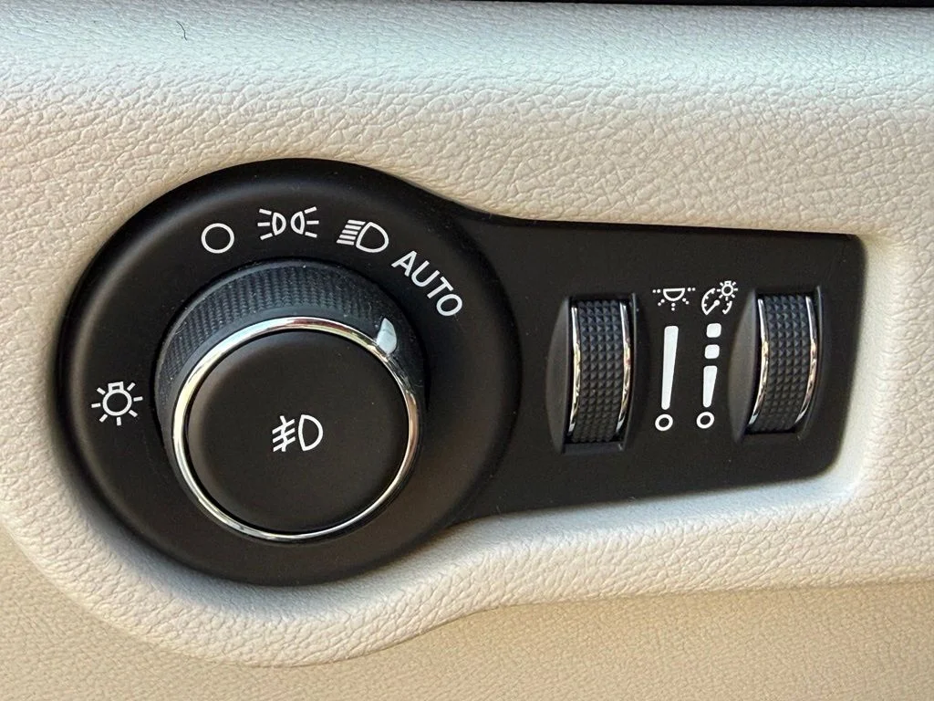 Used 2020 Silver Chrysler Touring L image 19