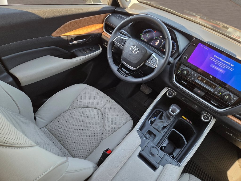Used 2025  Toyota Limited image 19