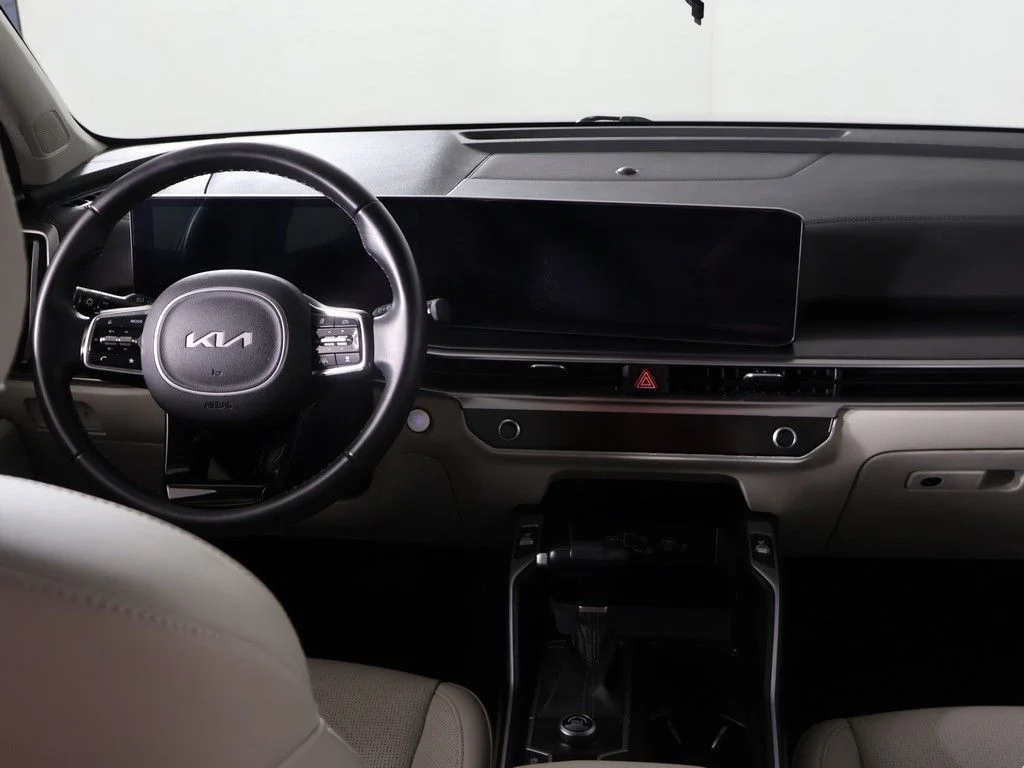 Used 2025 Silver Kia S image 36