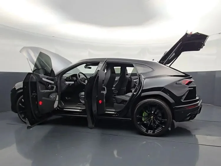 Used 2022  Lamborghini Sport Utility 4D image 17