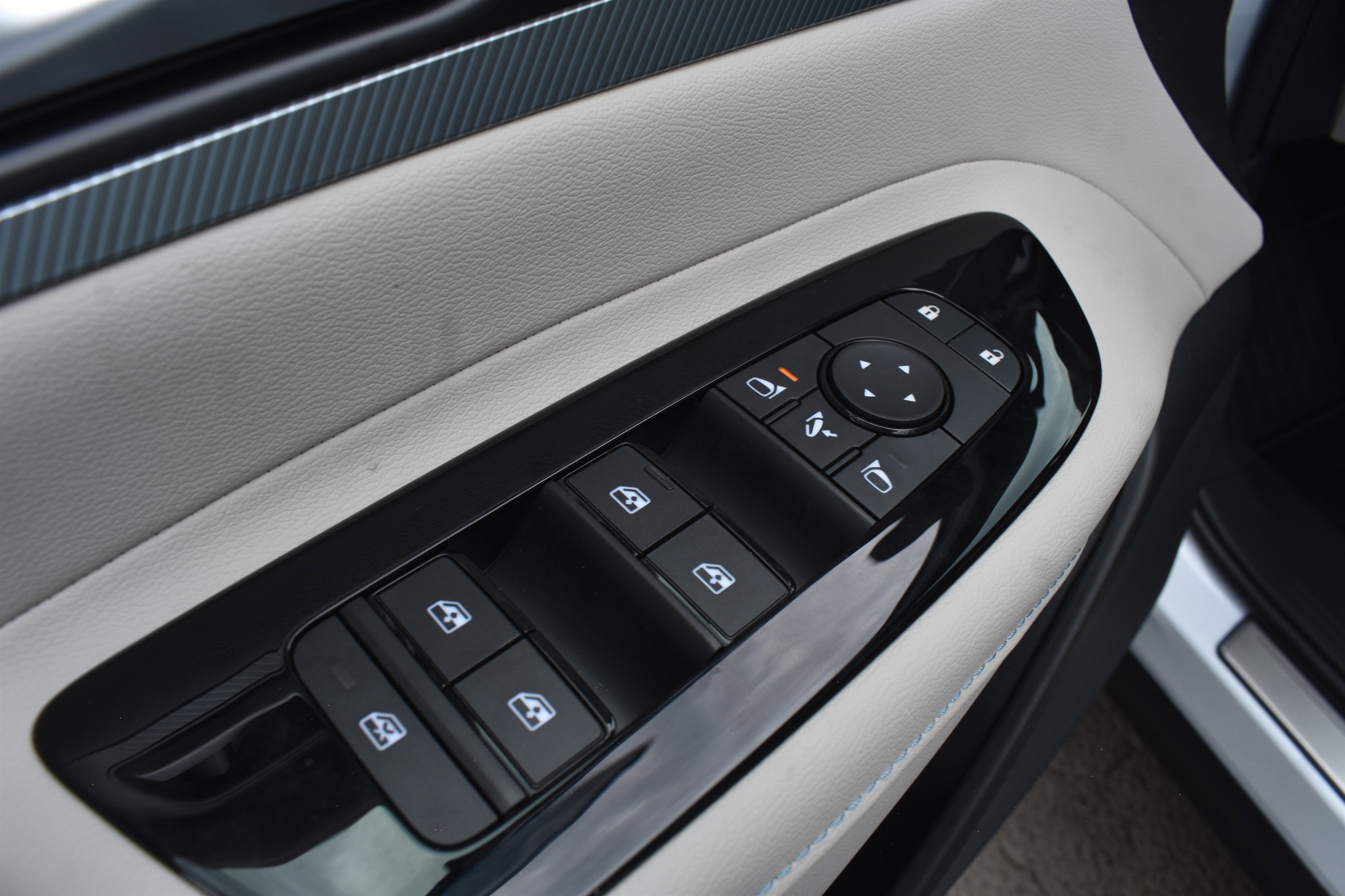 New 2026 Everest White Pearl TriCoat / Super Black Two-tone Nissan Platinum image 13