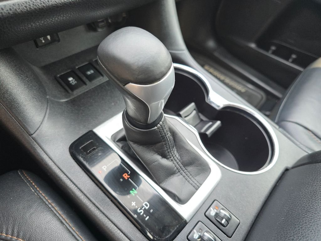 Used 2014 White Toyota XLE V6 image 28