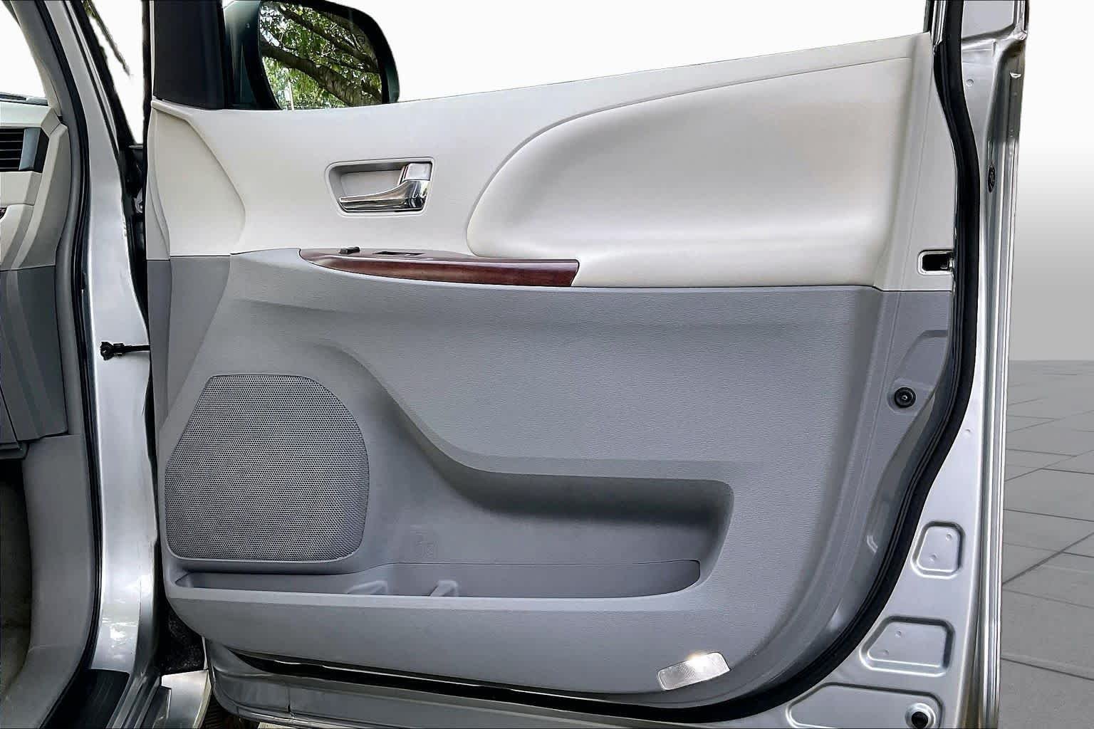 Used 2014 Silver Sky Metallic Toyota XLE image 25