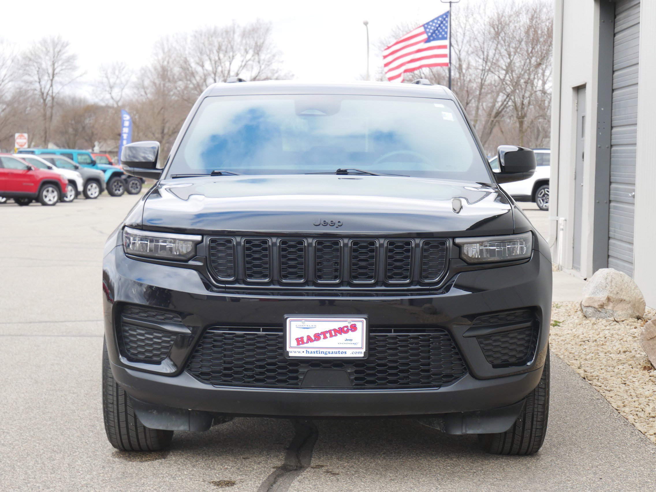 Used 2025 Diamond Black Crystal Pearlcoat Jeep Altitude image 8