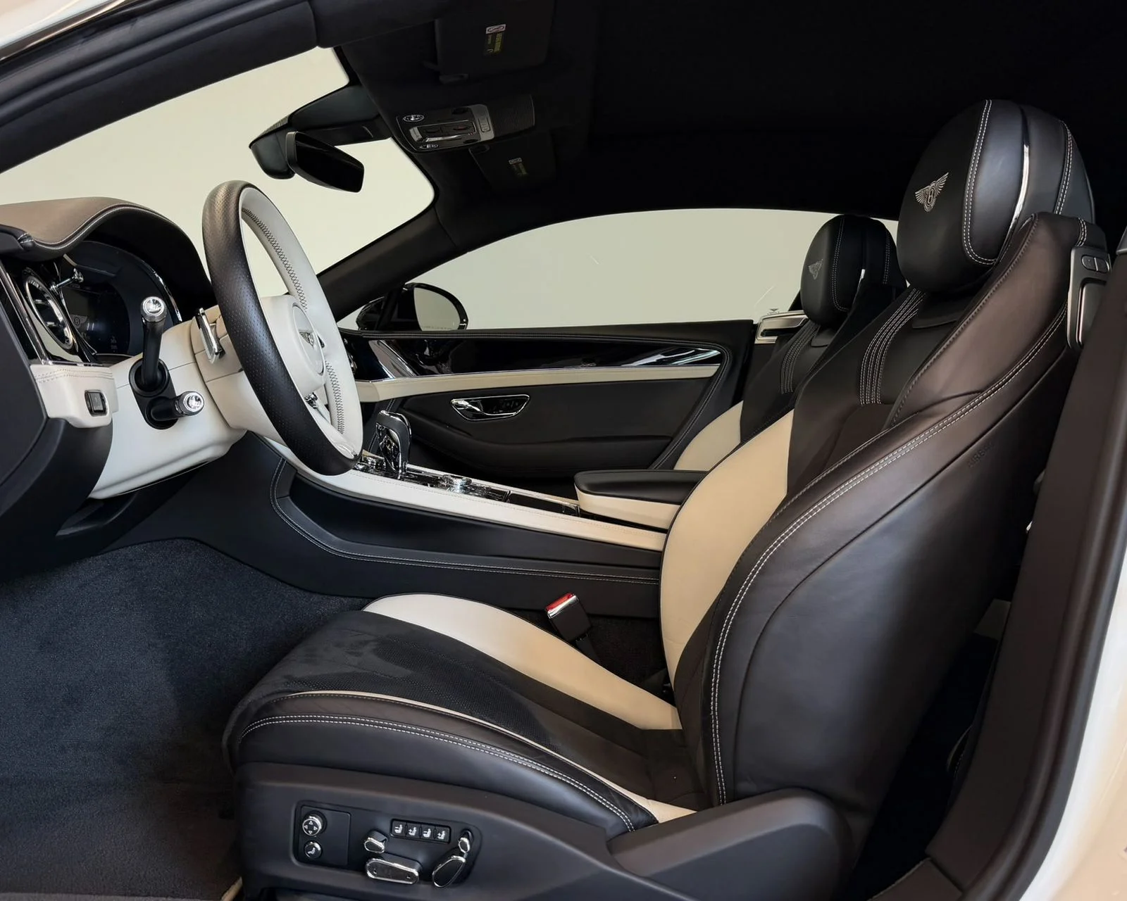 Used 2023 White Bentley V8 S image 16