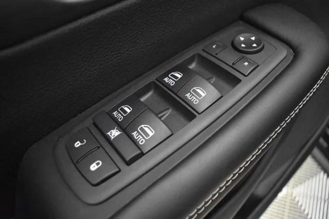 New 2026 Diamond Black Crystal Pearl-Coat Exterior Paint Chrysler Select image 20