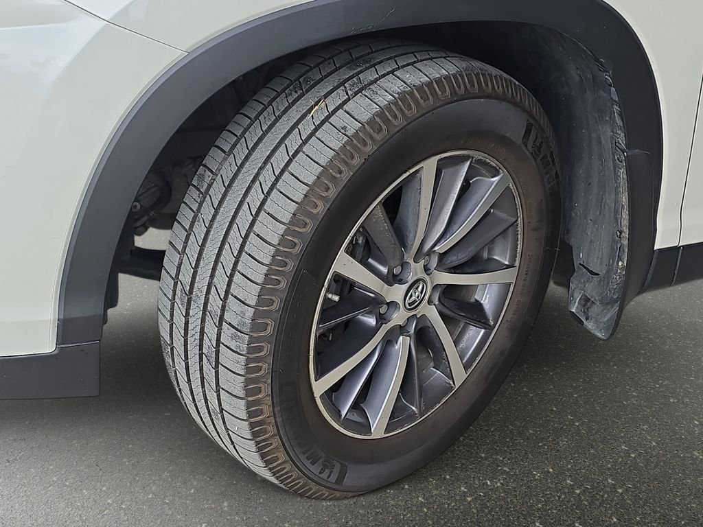 Used 2019 White Toyota XLE image 35