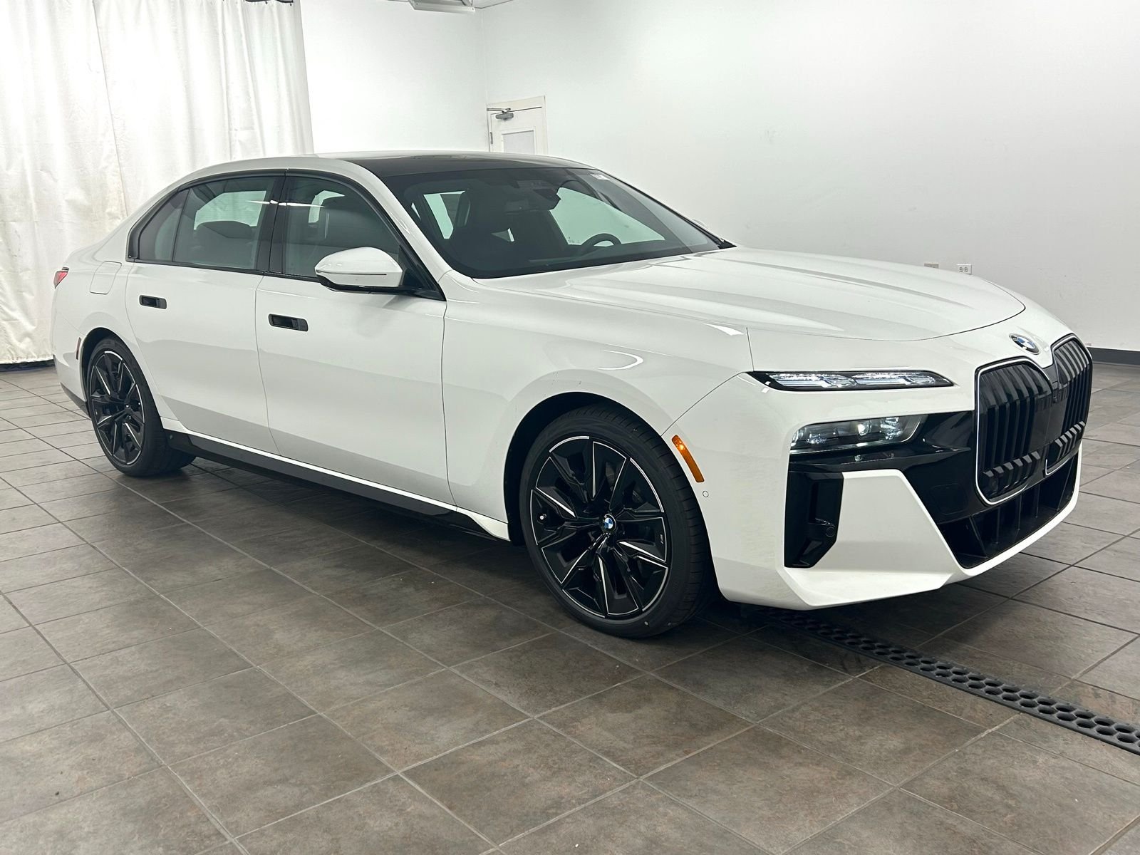 2025 BMW 7 Series 760i - Photo 6