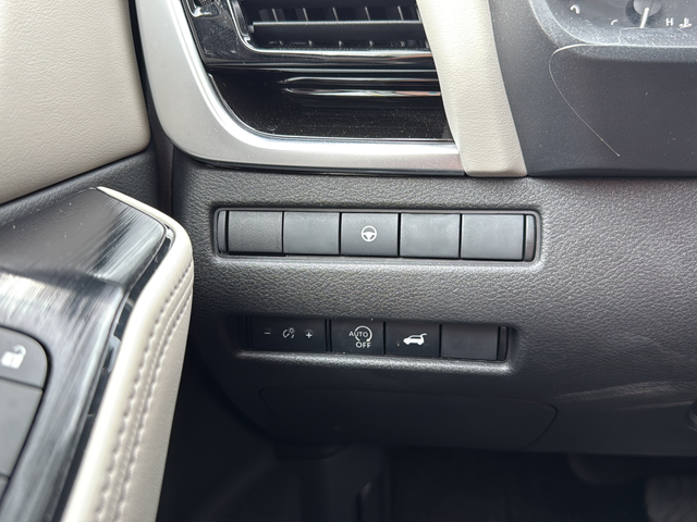 Used 2023 White Nissan SL image 28