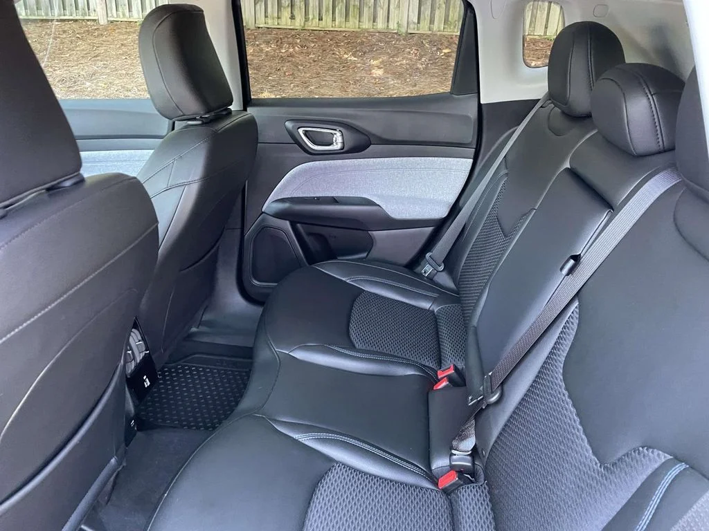 Used 2022 Black Jeep Latitude 4x4 image 15